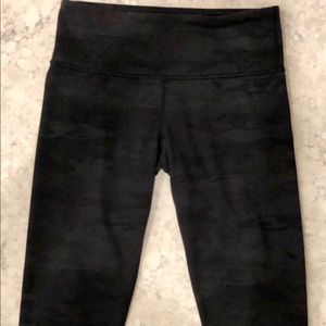 Lululemon 🍋WU Camo Crop Size 4 🔥